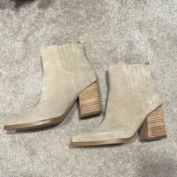 Beige Suede heeled pointed toe booties - Picture 2 of 7